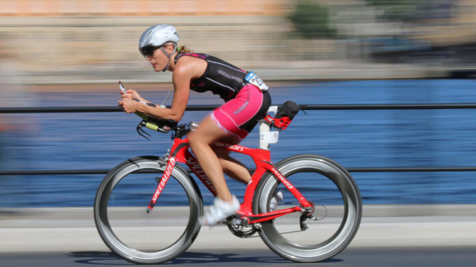 Athletin auf ihrem Triathlonrad